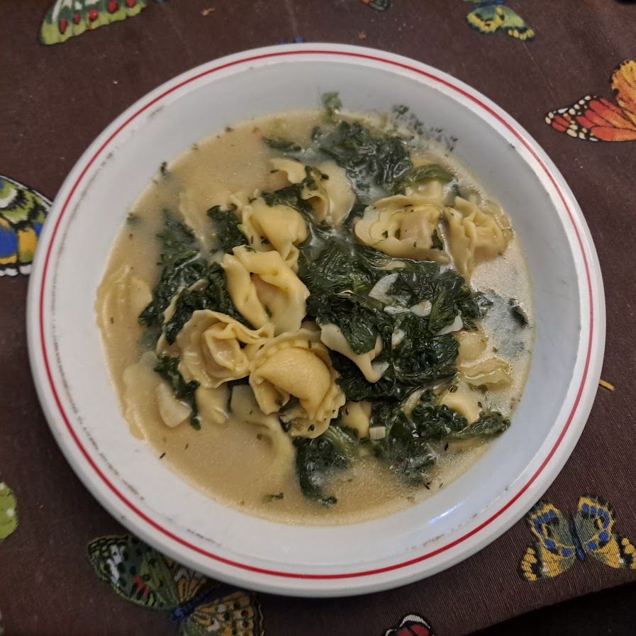 Soupe de tortellini au jambon serrano et épinards au lait de coco