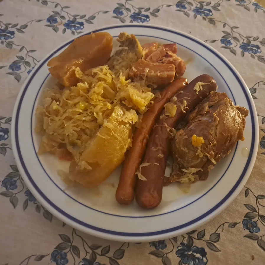 Choucroute garnie au lard et aux jarrets de porc