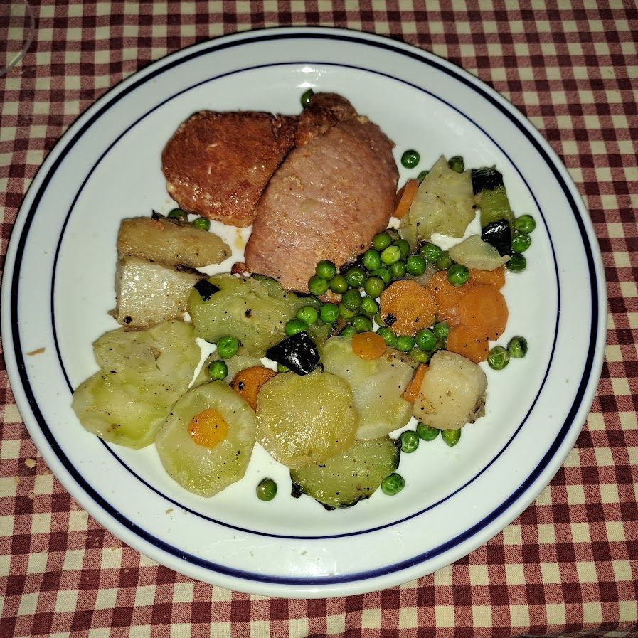 Longe de porc marinées et pommes de terre aux petits pois, choux-raves et carottes à l’ail noir