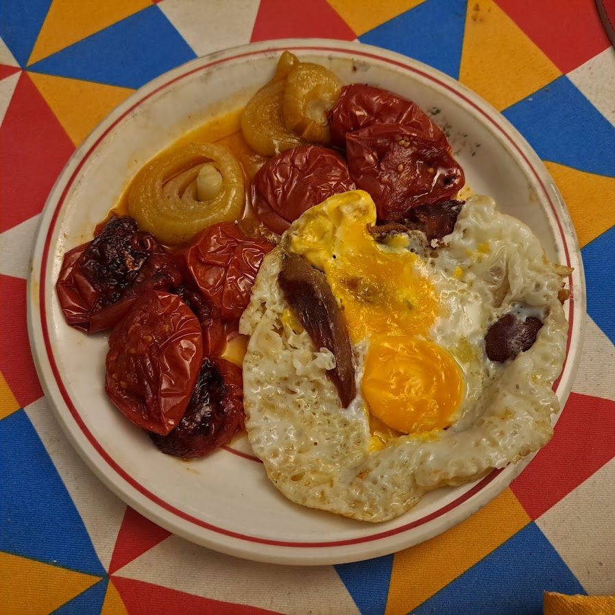 Oeufs au plat aux tomates et aux oignons confits