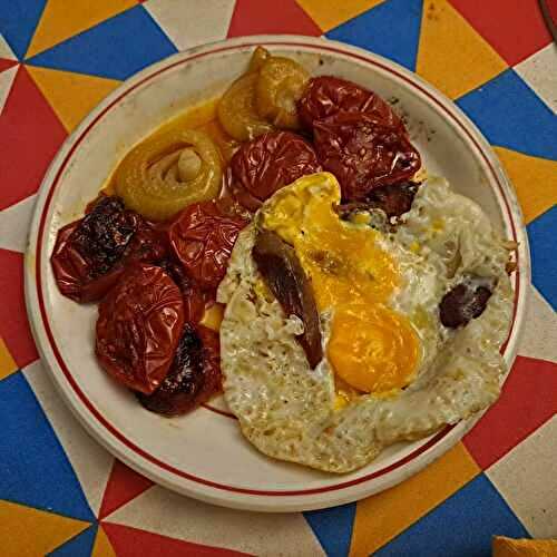 Oeufs au plat aux tomates et aux oignons confits