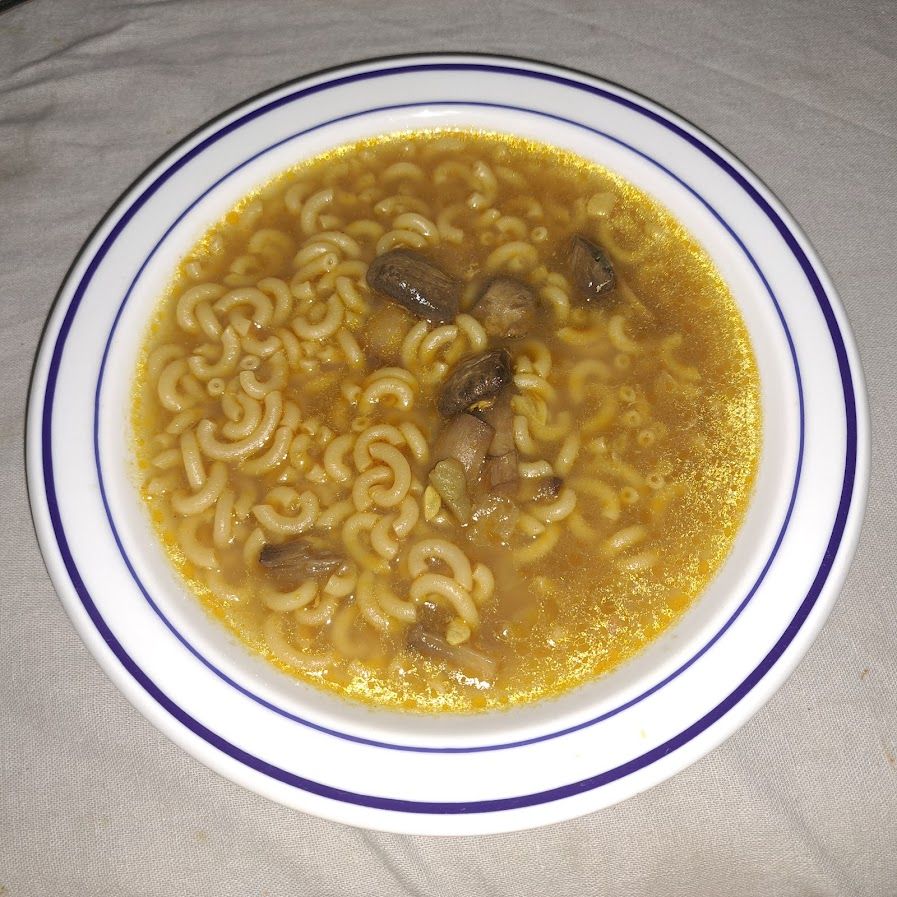 Soupe de coquillettes au bouillon de pot au feu et aux champignons