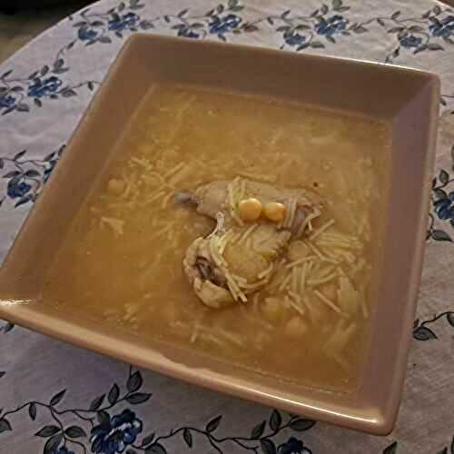 Soupe de cuisses de poulet épicée aux pois chiches et aux vermicelles