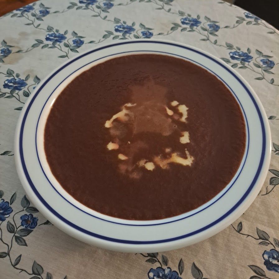 Soupe de feuilles de betteraves et de céleri branche