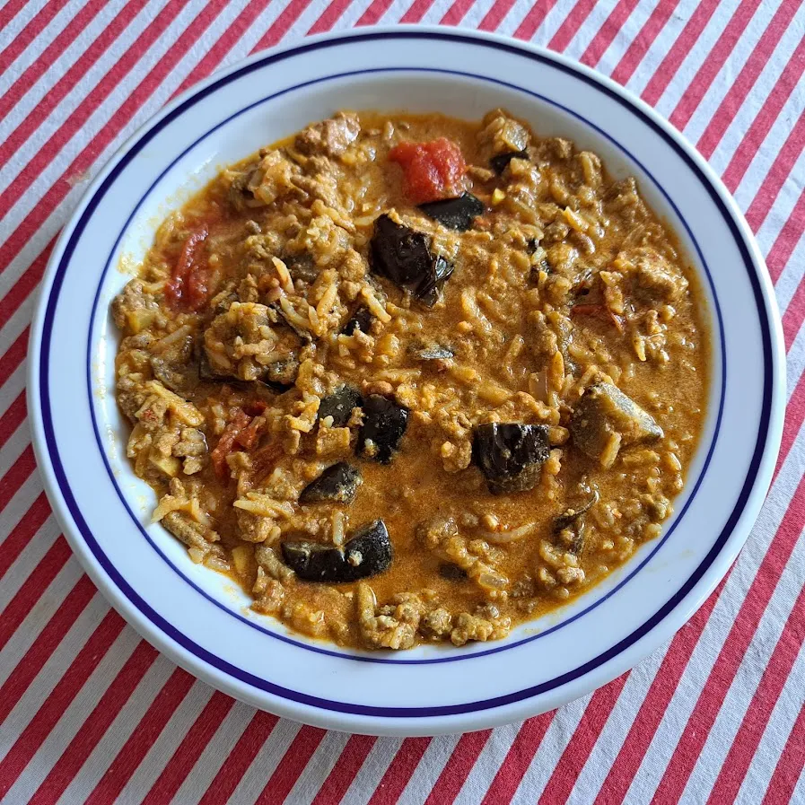 Dahl d’aubergines et de tomates à la viande hachée pimentée