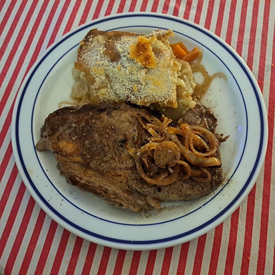 Entrecôtes de boeuf aux oignons et gratin de choux-raves