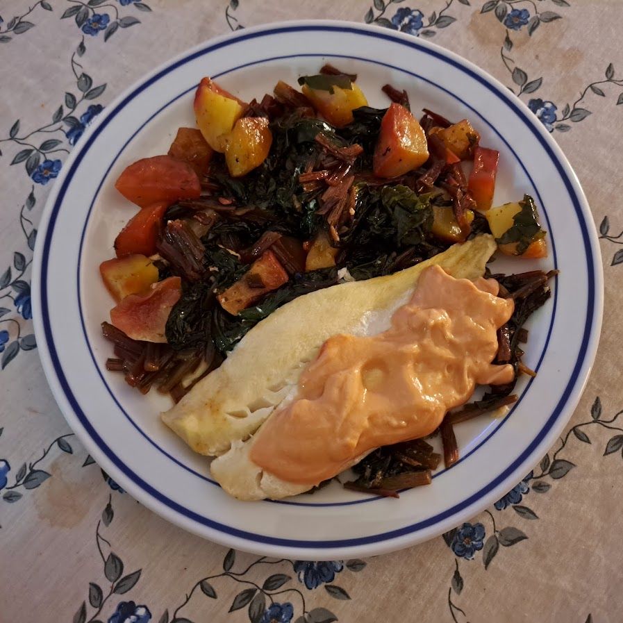 Filet de poisson coq à la sauce rose chaude et tiges et feuilles de betteraves braisées