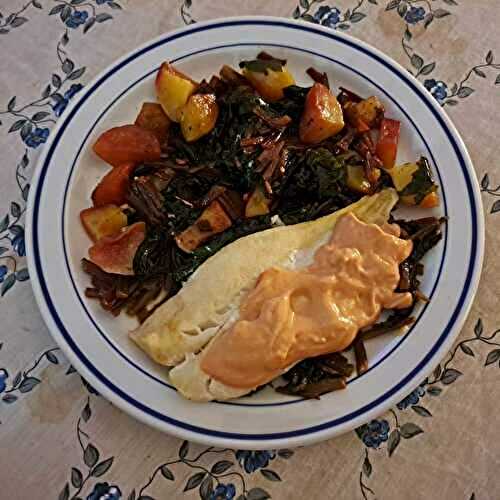 Filet de poisson coq à la sauce rose chaude et tiges et feuilles de betteraves braisées