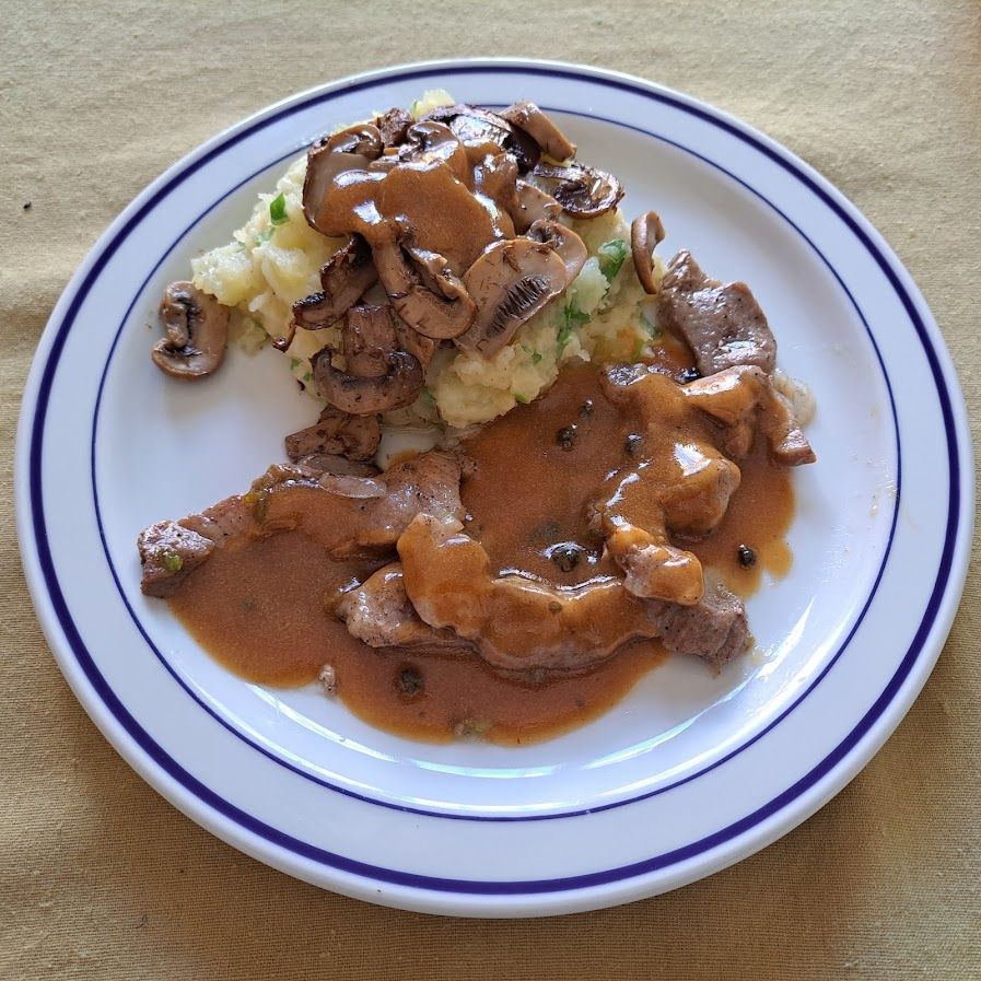 Filet de rumsteak au poivre vert et purée de pommes de terre aux champignons