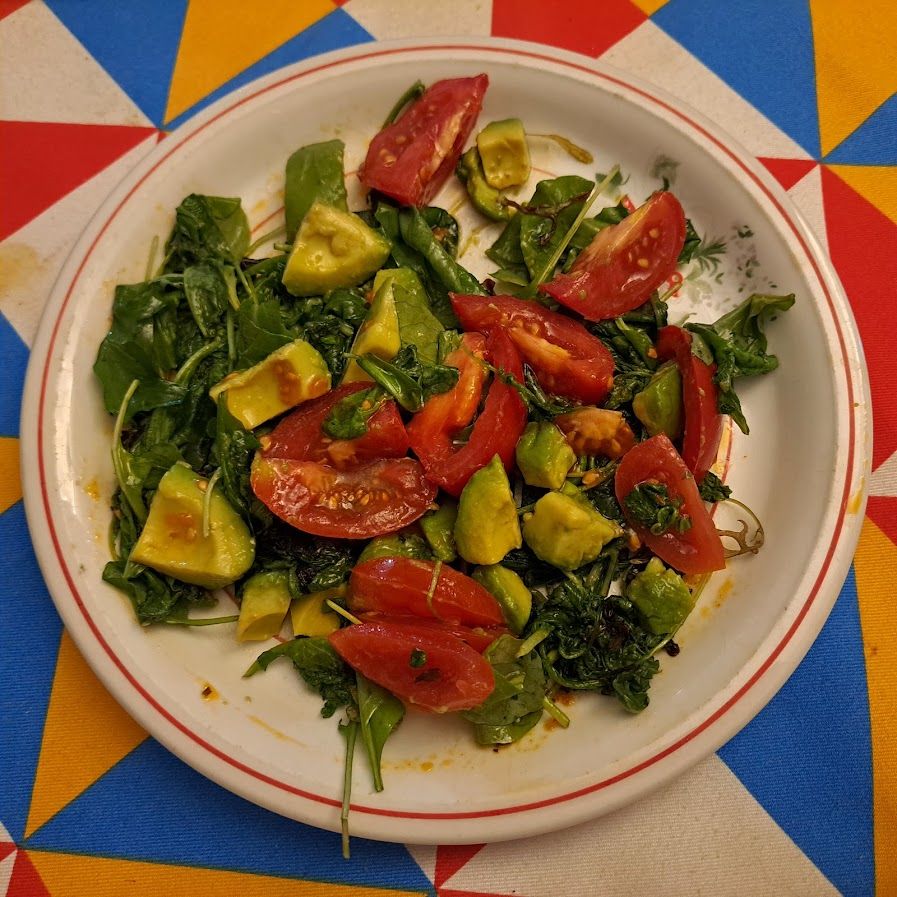 Salade de jeunes pousses à l’avocat et aux tomates