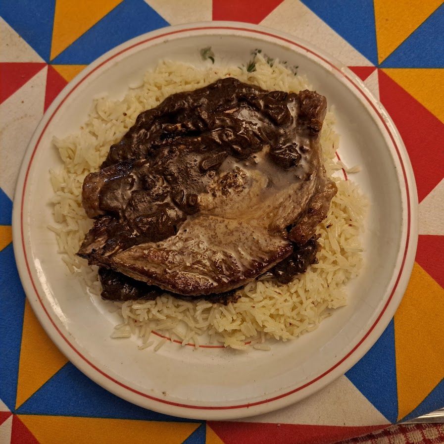 Côtes de porc et sauce curry rouge aux poivres