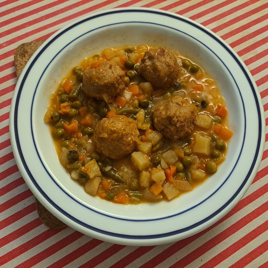 Wok de boulettes de poulet et macédoine de légumes au fumet asiatique
