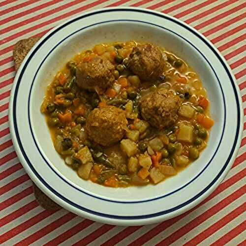 Wok de boulettes de poulet et macédoine de légumes au fumet asiatique