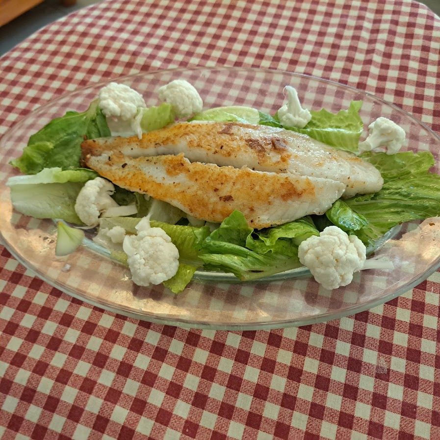 Filet de panga à la plancha et salade de laitue romaine au chou-fleur
