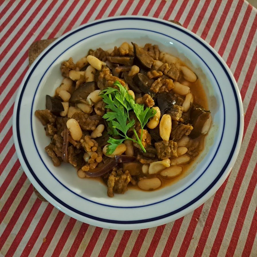 Marmite de viande hachée de boeuf et aubergines aux haricots blancs