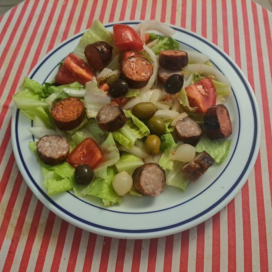 Salade de laitue romaine aux saucisses et chorizos