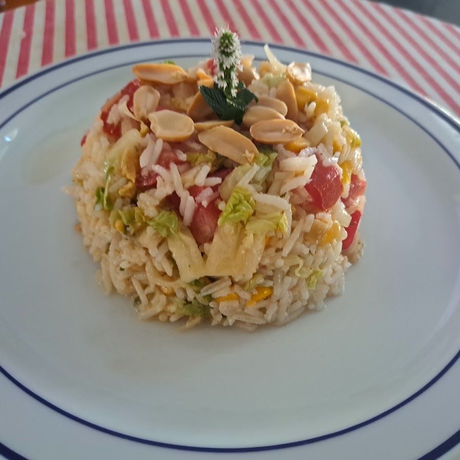 Salade de riz au thon et légumes d’été aux cacahouètes