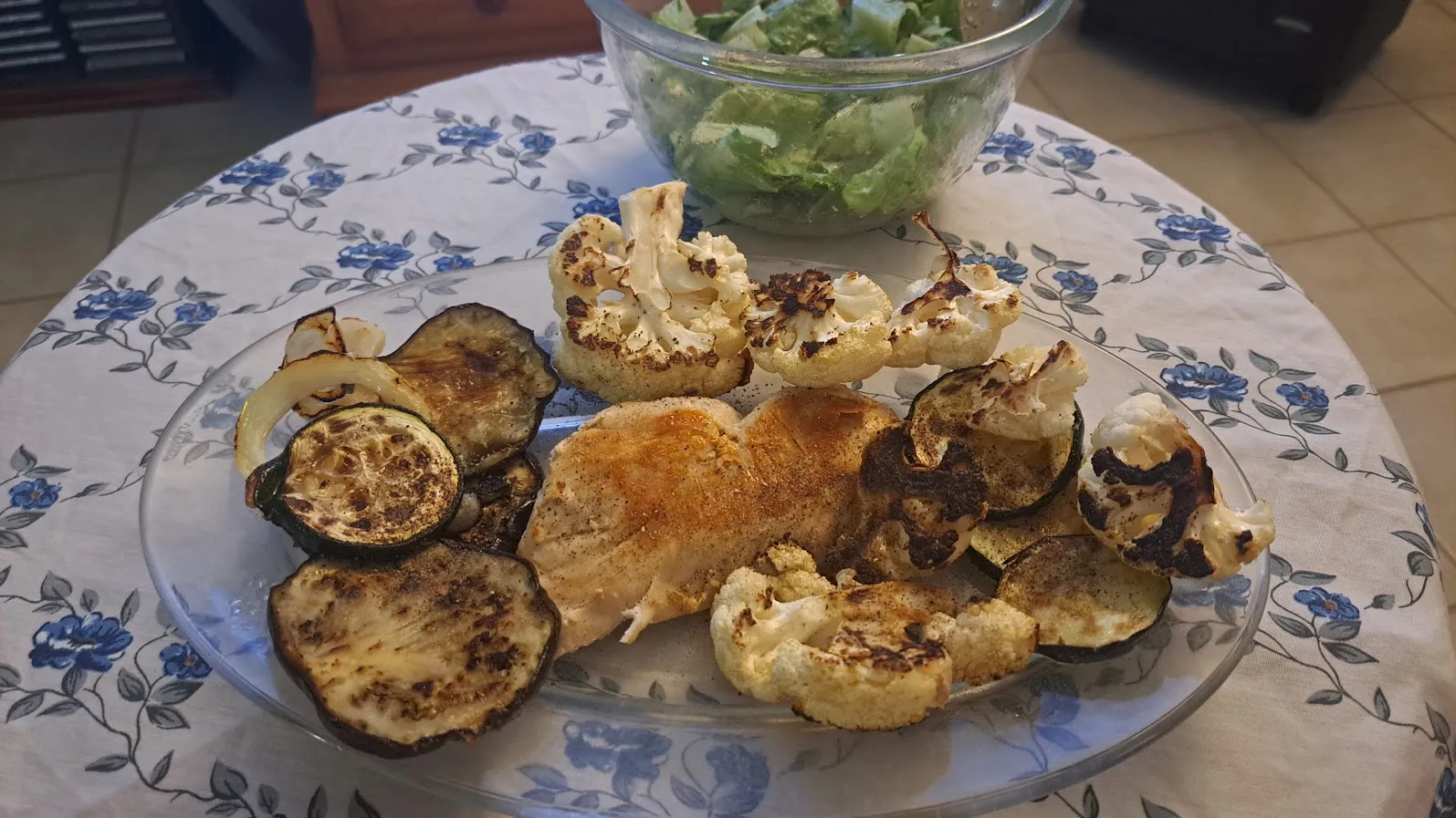 Blancs de poulet et légumes d’été ( chou-fleur, aubergine, courgette, oignon ) à la plancha