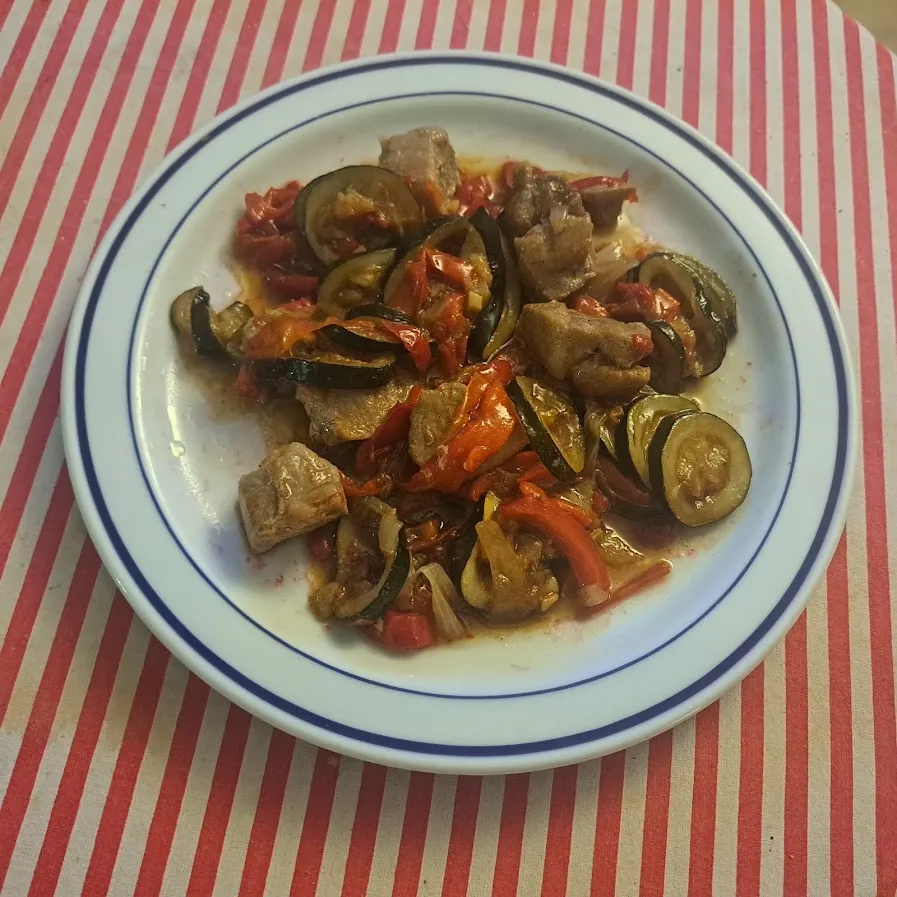 Filets mignons de porc aux légumes d'été frits et à la purée de tomates au garam massala