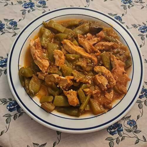 Marmite de poulet aux haricots verts plats et tomates concassées à la provençale et aux épices
