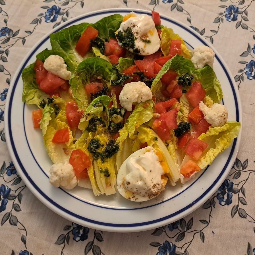 Salade aux tomates et fleurettes de chou-fleur persillées aux oeufs durs à l’aïoli relevé