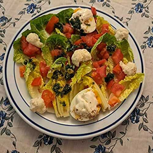 Salade aux tomates et fleurettes de chou-fleur persillées aux oeufs durs à l’aïoli relevé