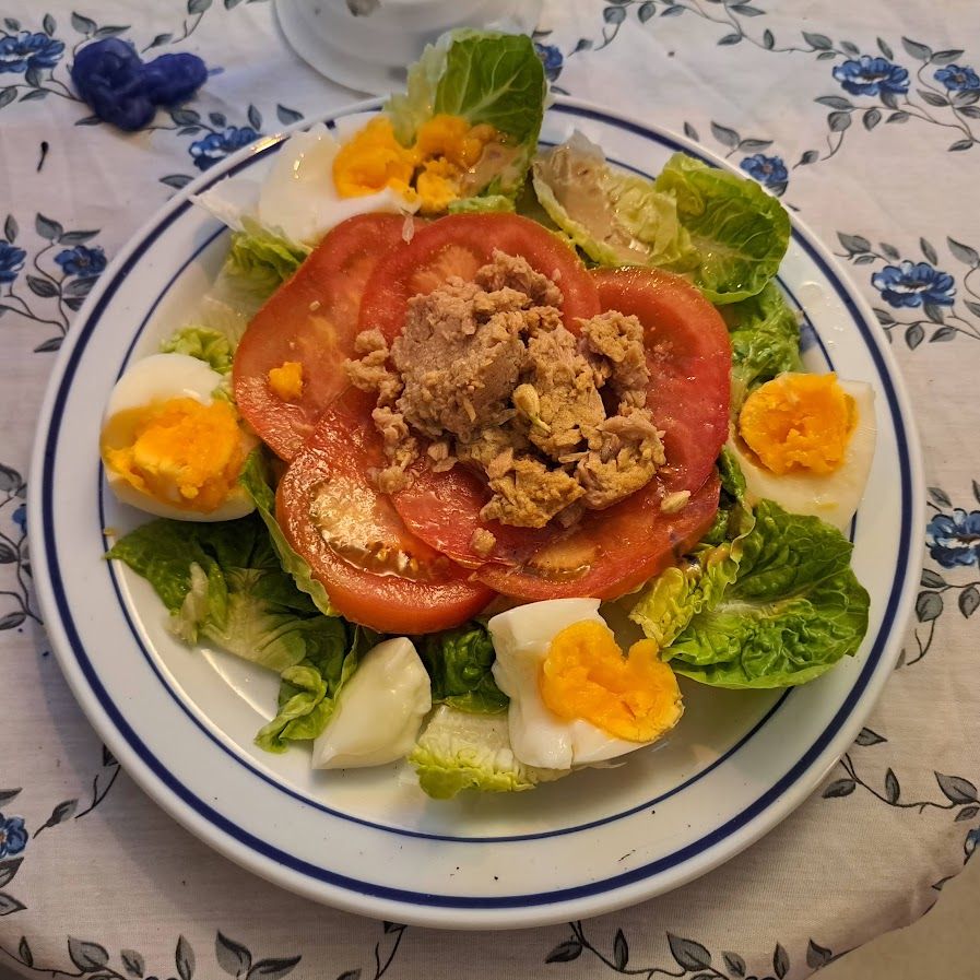 Salade de rondelles de tomates au thon et aux oeufs durs