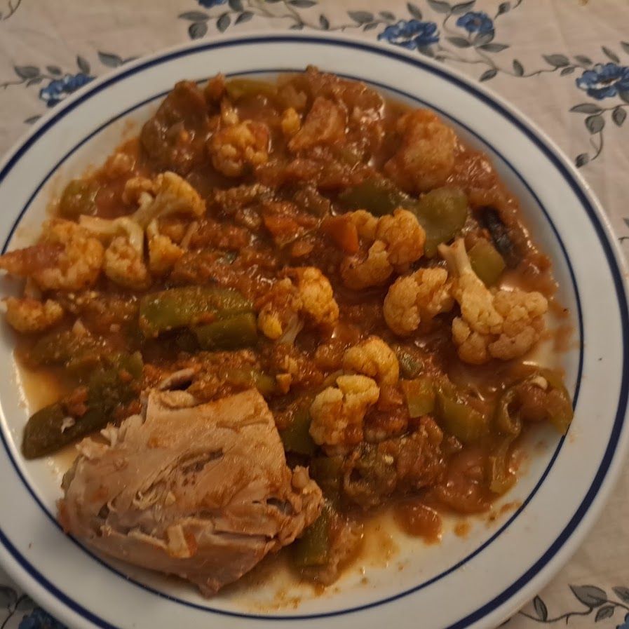 Sauté de cuisses de poulet aux haricots plats et au chou-fleur à la sauce tomate