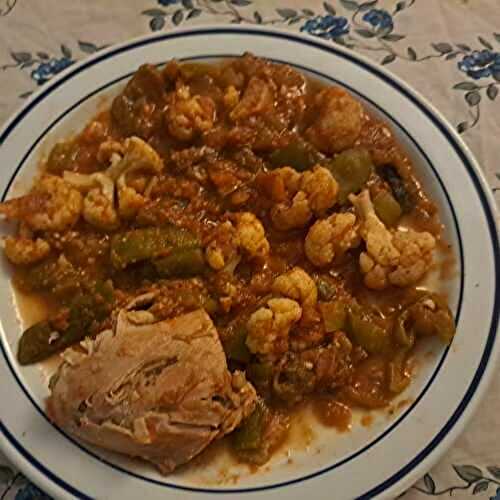 Sauté de cuisses de poulet aux haricots plats et au chou-fleur à la sauce tomate