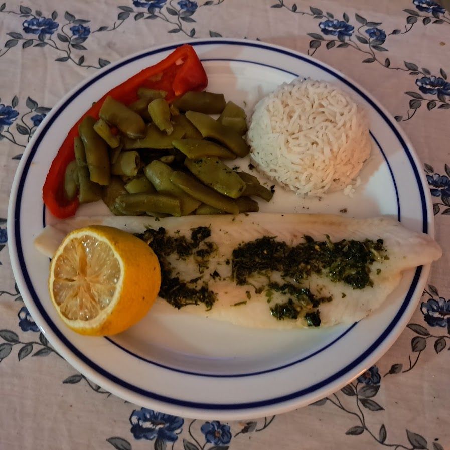 Filet de pangasius aux haricots verts et au poivre rouge avec du riz basmati vapeur