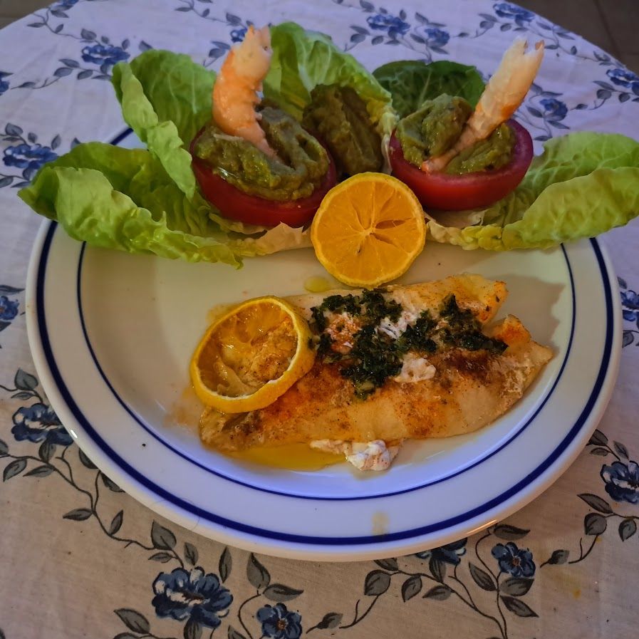 Filets de poisson coq vapeur avec des tomates farcies au guacamole et aux gambas