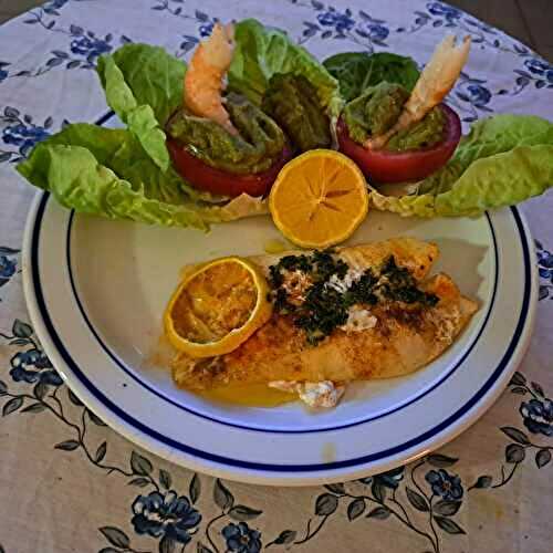 Filets de poisson coq vapeur avec des tomates farcies au guacamole et aux gambas