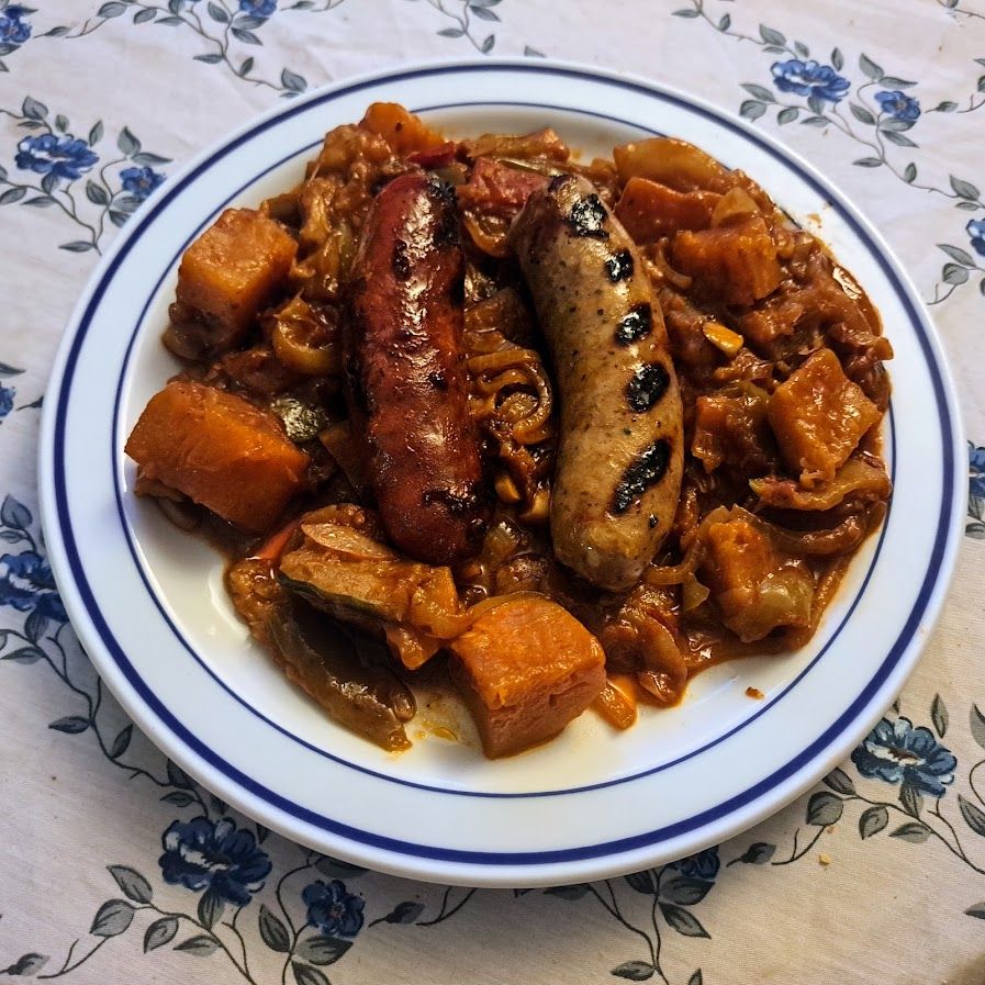 Poêlée campagnarde aux saucisses et chorizos aux patates douces et courgette aux oignons
