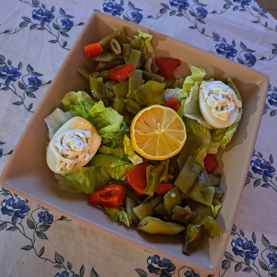 Salade de haricots verts plats et de poivrons rouges cuits sur sucrines et œufs durs à l’aïoli