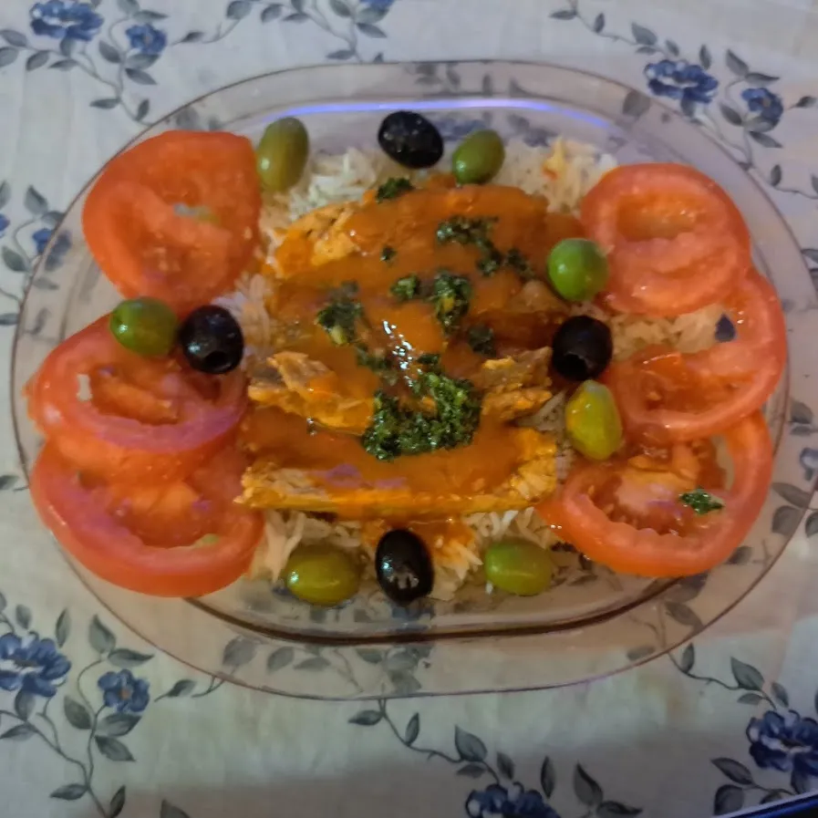 Salade de riz et filets de maquereaux maison à la sauce tomate