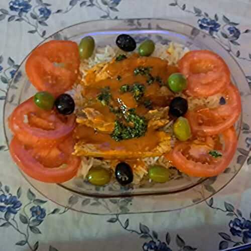 Salade de riz et filets de maquereaux maison à la sauce tomate