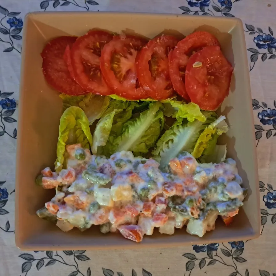 Salade russe aux sucrines et aux tomates