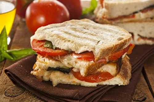 Amateur de sandwich? Voici le panini maison au jambon, tomates et mozzarella!