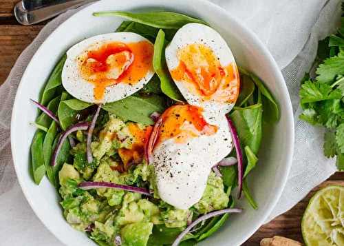 Ce bol déjeuner d’œufs et de guacamole va vous aider à commencer la journée du bon pied!