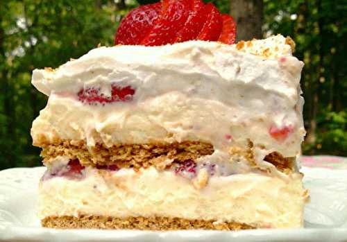 Ce gâteau glacé au fromage et fraises est un vrai délice des plus rafraîchissants!