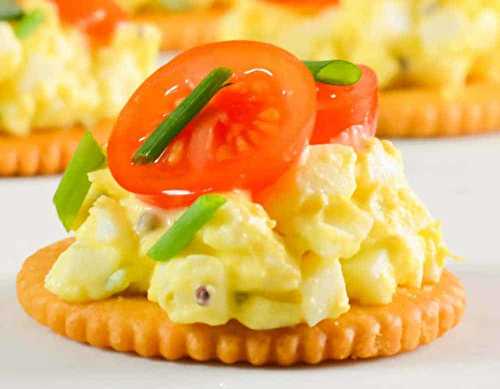 Ces bouchées de biscuits Ritz à la salade aux œufs et tomates sont FABULEUSES!