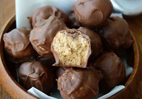 Ces boules de beurre d'arachide et Rice Krispies sont la collation parfaite du temps des fêtes!