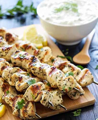 Ces brochettes de poulet grecques avec la sauce tzatziki sont délicieuses sur le BBQ!