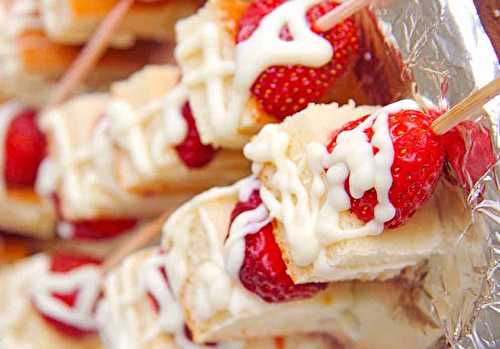 Ces brochettes de shortcake aux fraises et au chocolat blanc sont absolument DÉLICIEUSES!