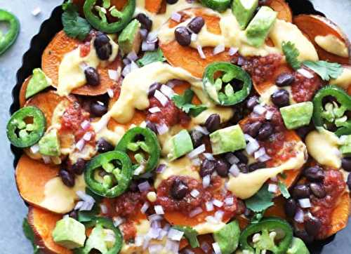 Ces nachos végétariens sur patates douces sont vraiment délicieux et faciles à faire!