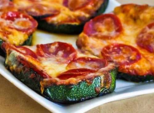 Ces petites pizzas montées sur des tranches de courgettes sont vraiment fameuses...