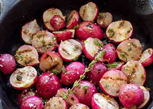 Ces radis grillés au beurre et aux herbes sont absolument délicieux!