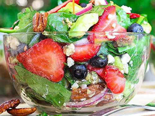 Cette délicieuse salade d'épinards aux fraises est vraiment facile à faire!