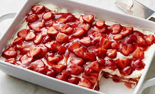 Cette lasagne dessert de gâteau au fromage et fraises est absolument parfaite!