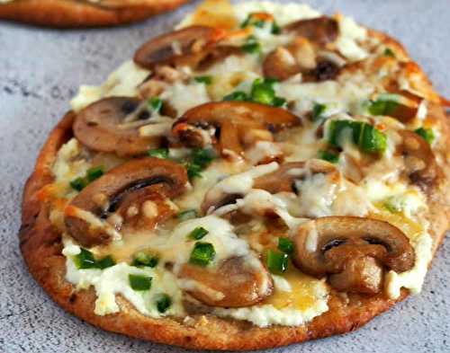 Cette pizza aux champignons et jalapeno sur pain naan est un vrai délice!